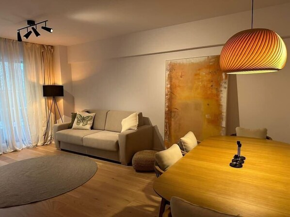 TV - The Level Sanctuary: Free Parking and Netflix (București)