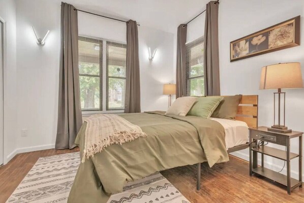 Escritorio, tabla de planchar con plancha, wifi gratis y ropa de cama