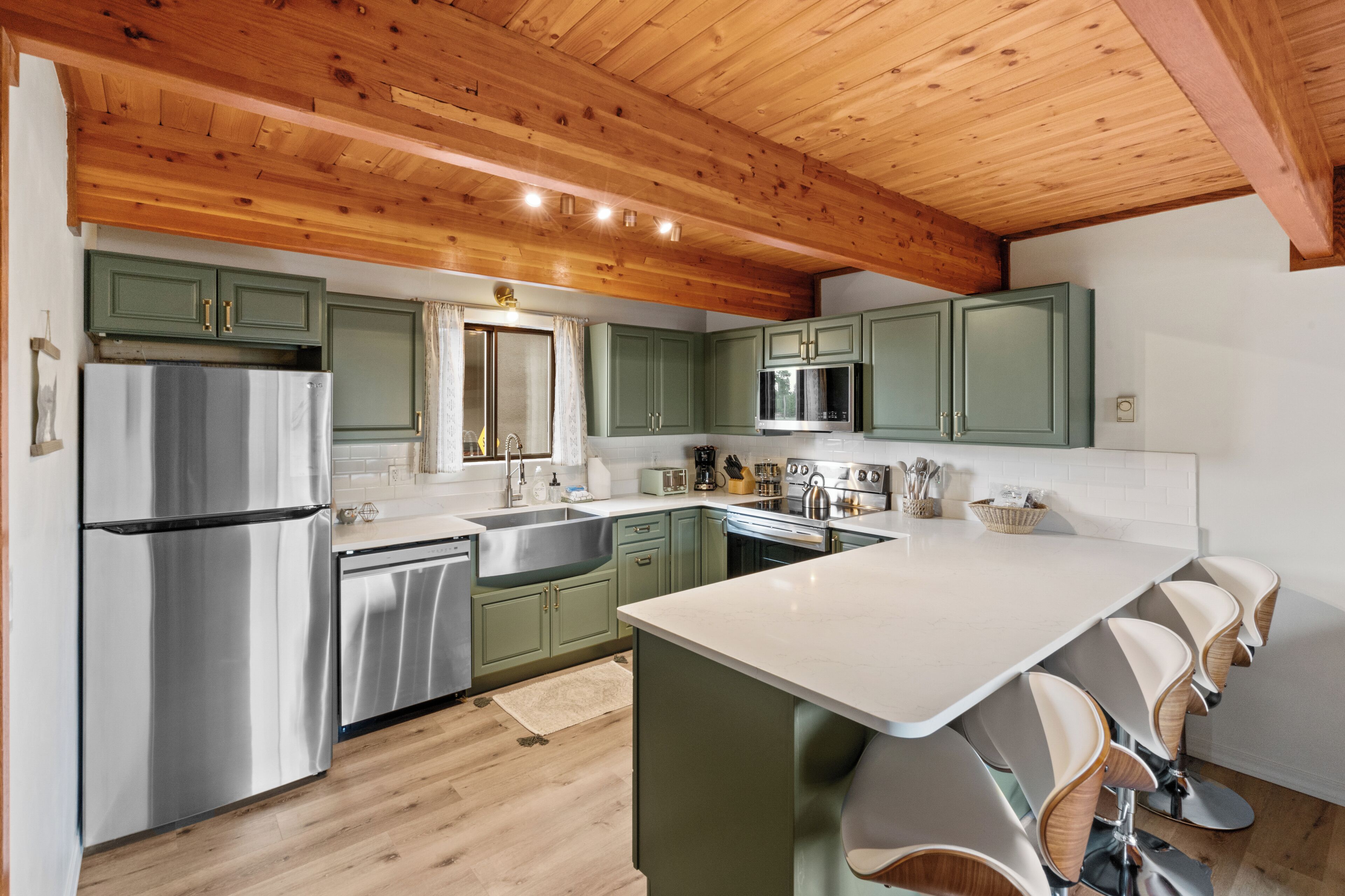 Casa, 2 habitaciones, cocina | Zona de estar | Smart TV de 52 pulgadas con canales digitales, además de Netflix, Hulu