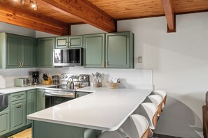 Private kitchen - Owl's Nest (West Yellowstone)