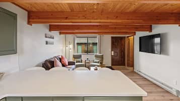House, 2 Bedrooms, Kitchen | Living area | 52-inch Smart TV with digital channels, Netflix, Hulu