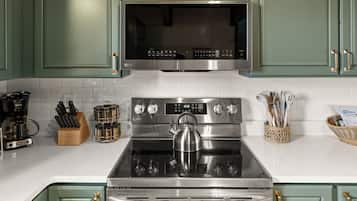 Casa, 2 habitaciones, cocina | Cocina privada | Refrigerador con congelador, microondas, horno y parrilla de estufa