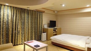 1 bedroom, desk, free WiFi, bed sheets