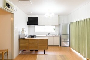 Fridge, microwave, stovetop, cookware/dishes/utensils - Same price for up to 6 people  Private accommodat - YADO Akasaki of light / Sasebo Nagasaki (Sasebo)