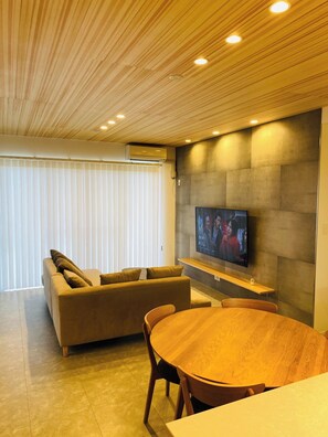 Interior - emma green / Kunigamigun Okinawa (Kunigamigun)
