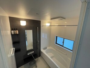 Articles de toilette gratuits, sèche-cheveux, serviettes fournies