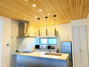 冷蔵庫、電子レンジ、コンロ、調理器具と食器