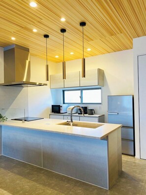 Kylskåp, mikrovågsugn, spishäll och grytor/köksredskap