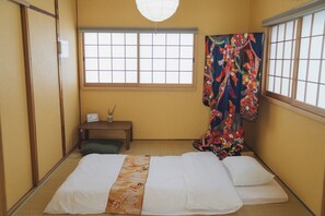3 bedrooms, desk, iron/ironing board, free WiFi