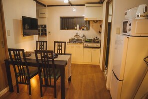 Geladeira, micro-ondas, cooktop, talheres/pratos/utensílios de cozinha