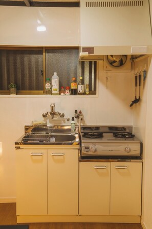 Geladeira, micro-ondas, cooktop, talheres/pratos/utensílios de cozinha