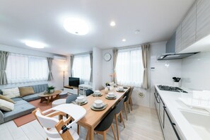 Kühlschrank, Mikrowelle, Herdplatte, Kochgeschirr/Geschirr/Besteck