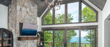 Smart-tv, eldstad, ett musikbibliotek och ett filmbibliotek