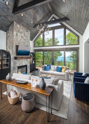 Smart TV, fireplace, music library, video library - High Boulder Hill at Eagles Nest - views, hot tub, dog friendly (Banner Elk)