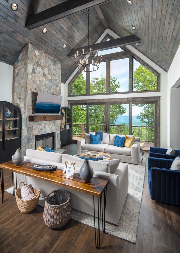 Smart TV, chimenea, biblioteca musical y videoteca