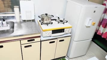 Fridge, microwave, stovetop, cookware/dishes/utensils