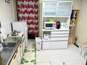 冰箱、微波炉、炉灶、厨具/餐具