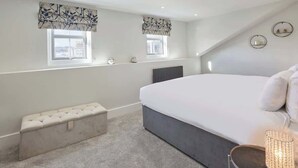 Room - Grace’s Loft - Central Scarborough 1 Bed Apartment (Scarborough)
