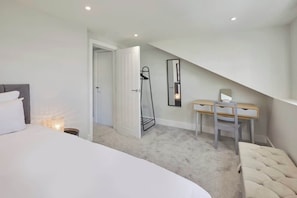 A bedroom with a bed, a desk, and a chair. - Grace’s Loft - Central Scarborough 1 Bed Apartment (Scarborough)