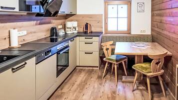 Kühlschrank, Mikrowelle, Ofen, Geschirrspüler