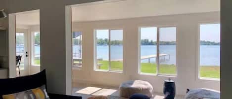 Fernseher, Bücher, Videothek, Stereoanlage