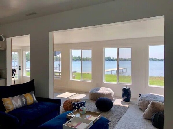 Tv, böcker, ett filmbibliotek och en stereo