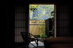 [Komakusa] twin beds room with open-air hot spring bath (non-smoking) | Individually decorated, individually furnished, desk, free WiFi - Shoraiso (Yamanouchi)