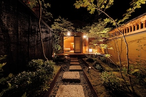 Phòng Tiêu chuẩn, không hút thuốc (Komakusa,open-air hot spring bath) | Trang trí khác biệt, trang bị nội thất với thiết kế riêng biệt, bàn 