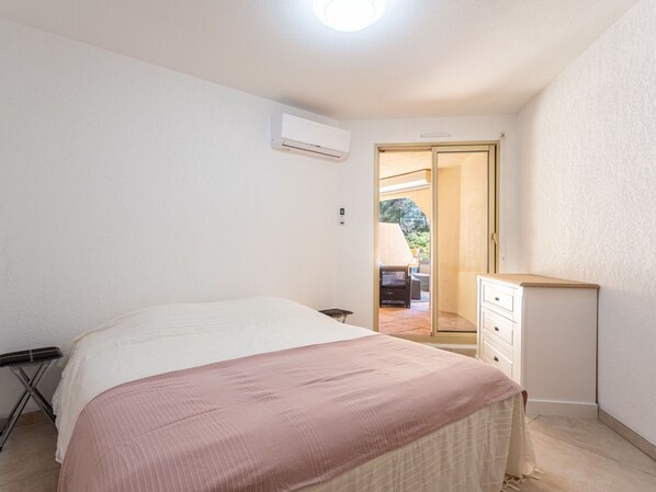 1 bedroom, travel cot, free WiFi, bed sheets
