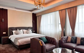 奢华客房 | 起居区 | 55-英寸智能电视 （配备卫星频道）、加热地板