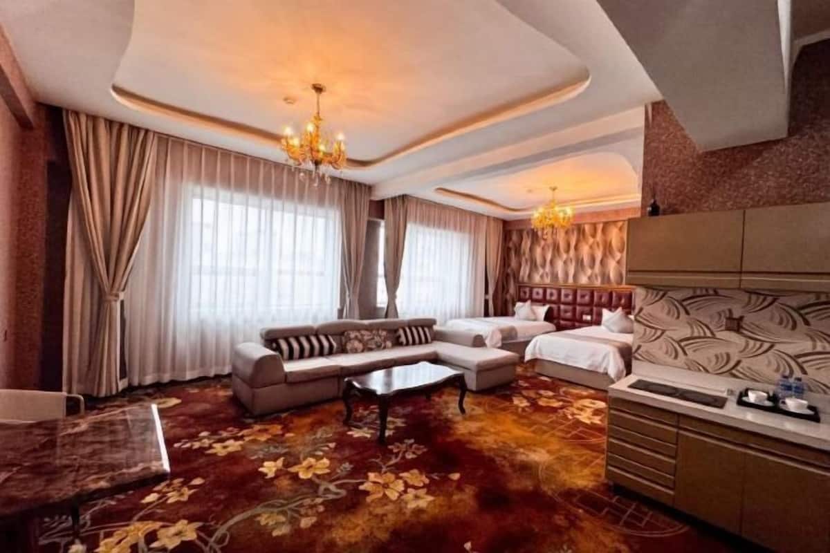 Área de sala de estar | Smart TV de 55 pulgadas con canales vía satélite y piso con calefacción