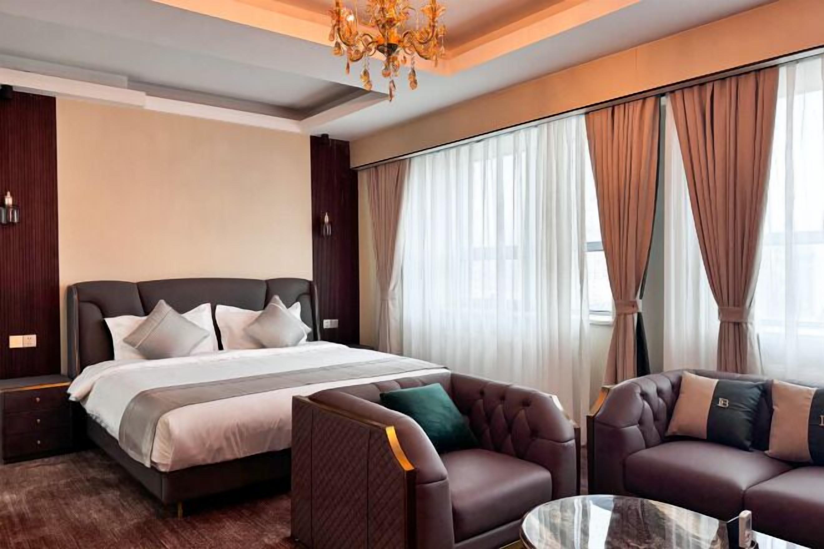 Minibar, skrivebord, skrivebord for bærbar PC og blendingsgardiner