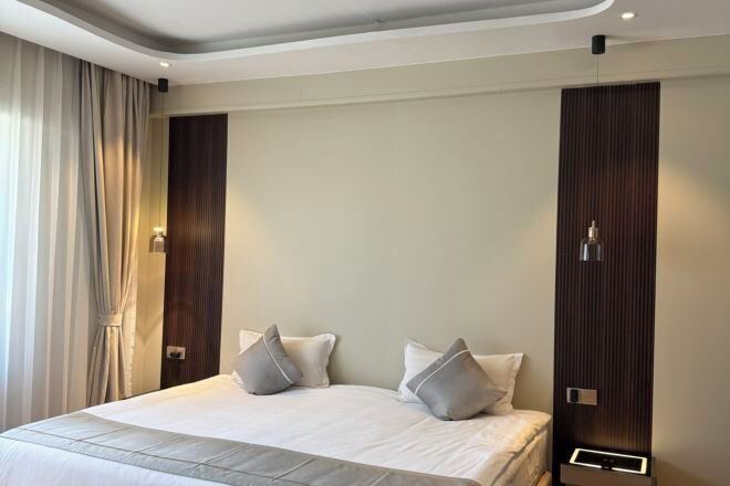 Bar mini, meja, ruang kerja komputer riba, langsir/tirai gelap terus 