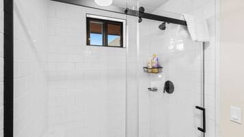 Doccia, asciugacapelli, asciugamani, sapone