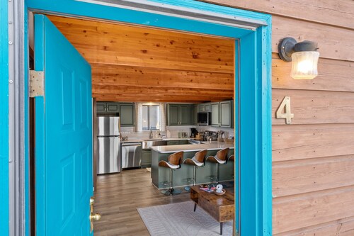 2BR condo in West Yellowstone, just 1 minute from the park! Owl's Nest