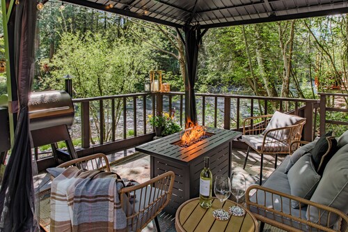 North Zen Magical Riverfront Cabin with Hot Tub - 5min Walk to Twin Falls Trail!
