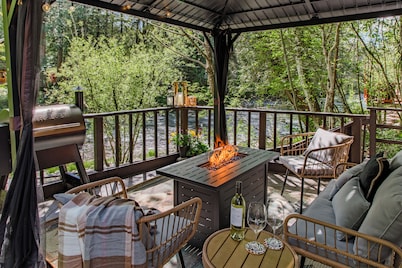 North Zen Magical Riverfront Cabin with Hot Tub - 5min Walk to Twin Falls Trail!