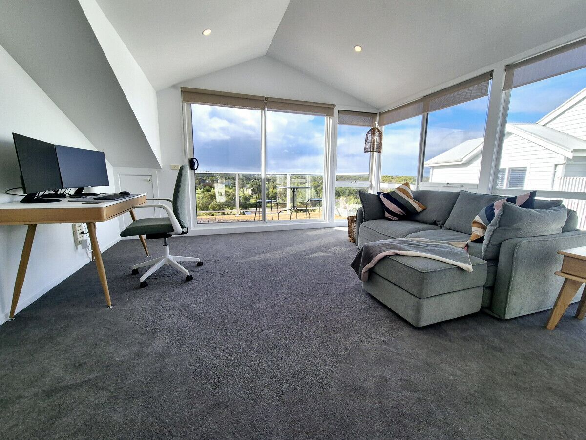 Télévision, cheminée, chaîne hi-fi