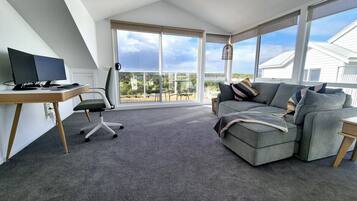 Télévision, cheminée, chaßne hi-fi