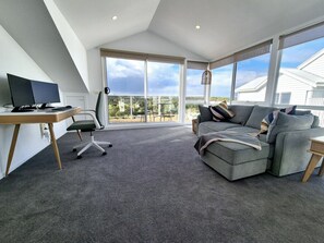 TV, caminetto, impianto stereo