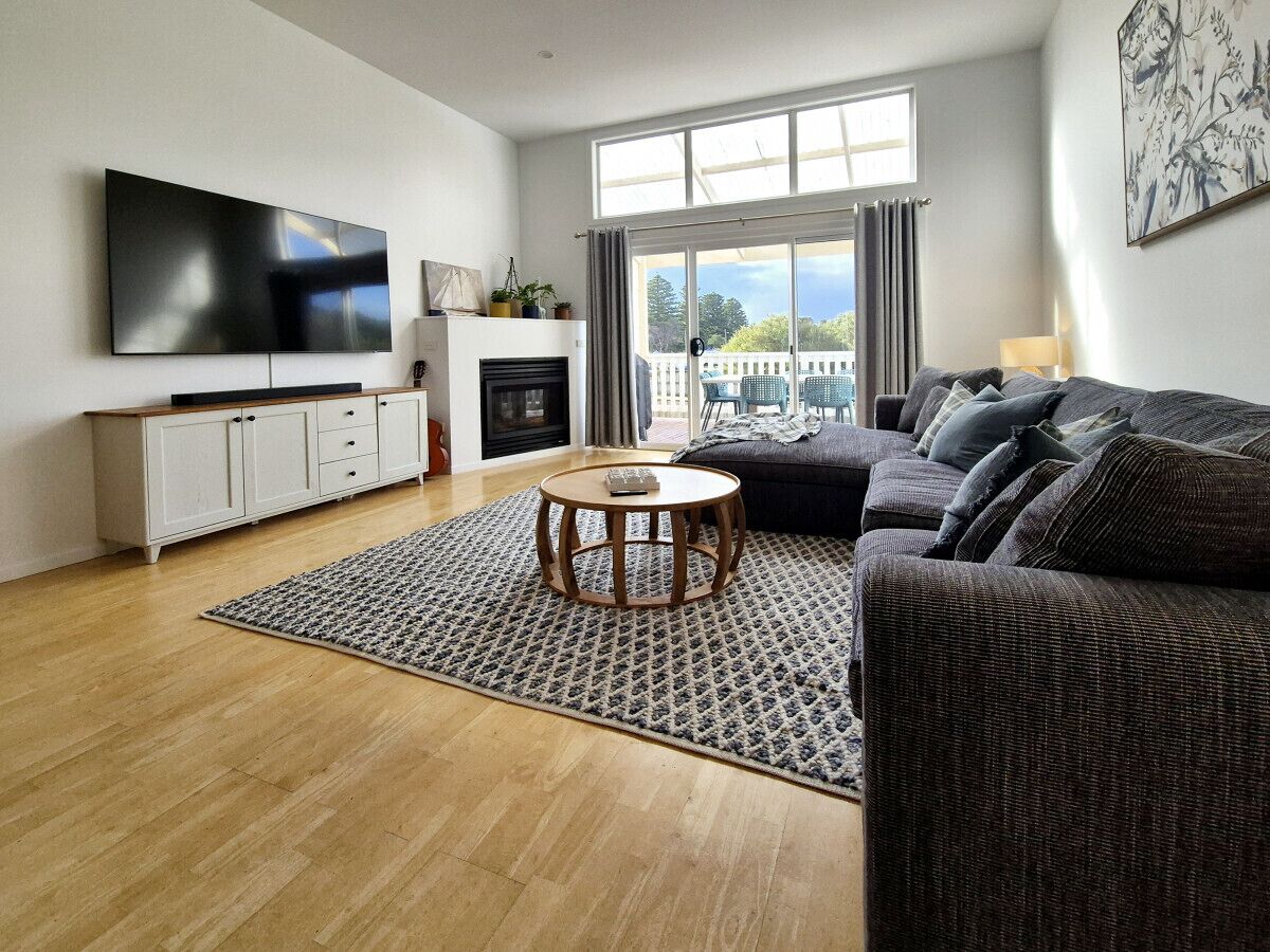 Télévision, cheminée, chaîne hi-fi