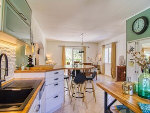 Refrigerador, horno, lavavajillas, utensilios de cocina