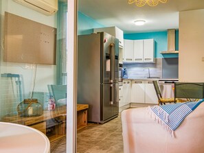 Kühlschrank, Ofen, Geschirrspüler, Kochgeschirr/Geschirr/Besteck