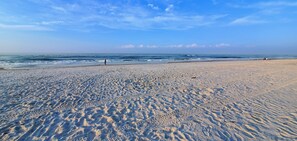 On the beach - Beach Condo with King Bed, private beach, and heated pool (Orange Beach)