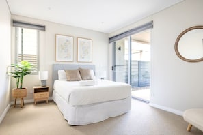 4 bedrooms, free WiFi, bed sheets - Luxe Beachfront 4BRM, Mega Terrace & Resort Pools (Magenta)