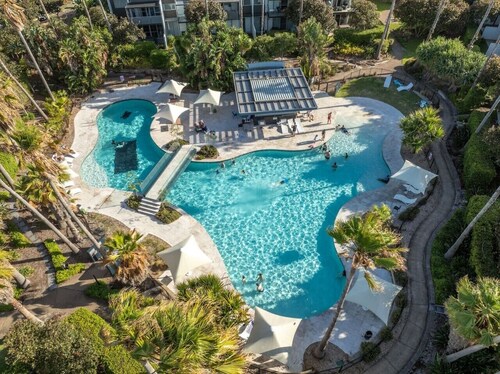 Luxe Beachfront 4BRM, Mega Terrace & Resort Pools
