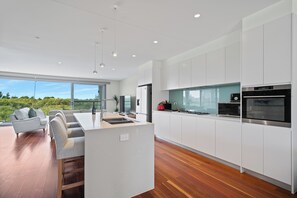 Kylskåp, mikrovågsugn, kaffe- och tebryggare och brödrost