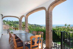 Outdoor dining - PANORAMIC SANTA SUSANNA, Villa with private pool (Santa Susanna)