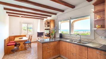 Een koelkast, een microgolfoven, een oven, een vaatwasser