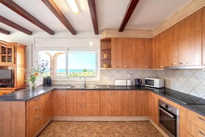 Fridge, microwave, oven, dishwasher - PANORAMIC SANTA SUSANNA, Villa with private pool (Santa Susanna)